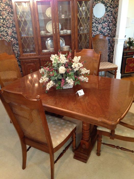 Lovely dining table (has a leaf) and 6 chairs