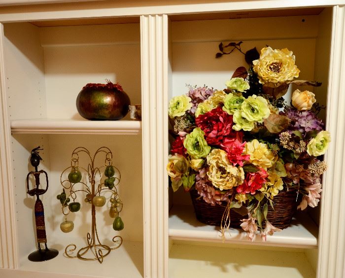 Florals for sale and lots of home decor items in pristine condition.
