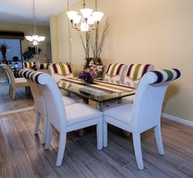 Gorgeous glass dining table and chairs. In the utmost pristine condition.