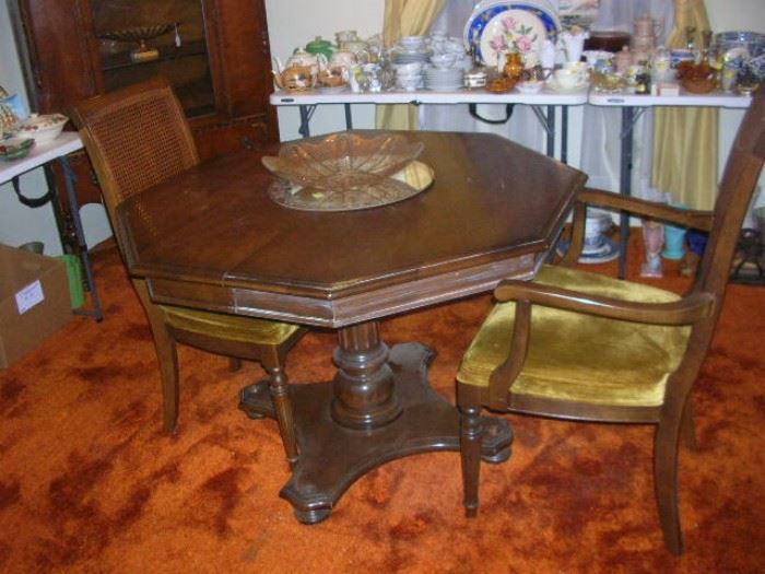 Pedestal dining table with 4 chairs