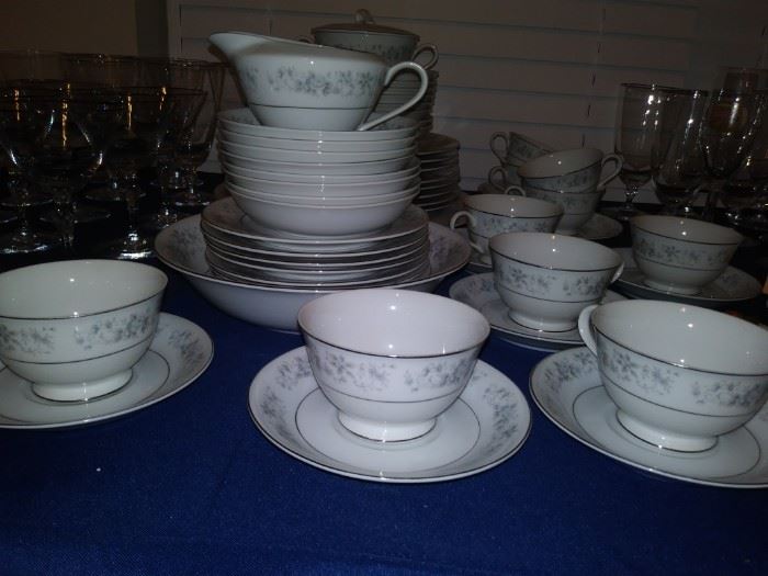 Crest Wood China 1077 Heritage - Fine China Set - Approx. 52 Pieces