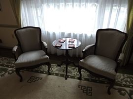 Sitting chairs with round side table