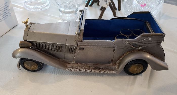 car figurine which holds your cocktail