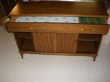 Very nice buffet server, clean and sharp.
