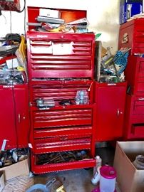Great large tool chest with sides for more tools