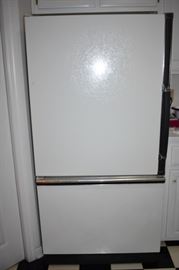 Refrigerator/Freezer with swing out door on Freezer also. In Excellent Condition!