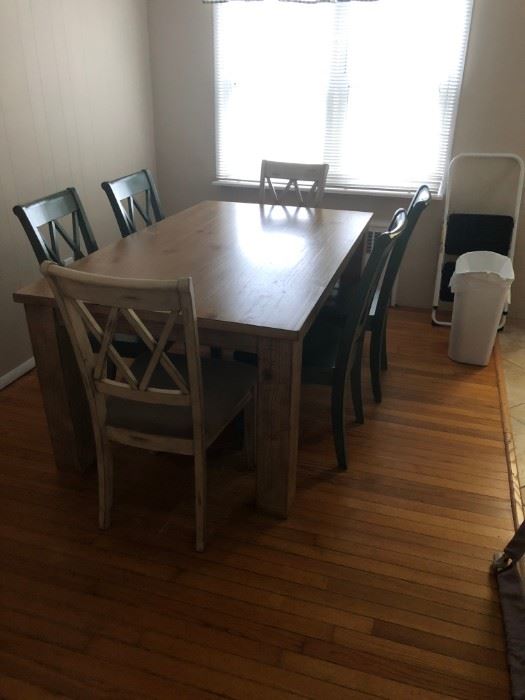 Gorgeous dining set, six chairs and chunkey leg wood table. 