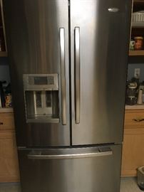 Whirlpool. Ice maker needs service but otherwise in great condition