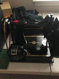 Rare Mint Condition Singer Featherweight Sewing Machine with accessories and case 