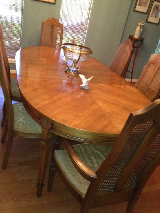Nice dining table and 6 chairs