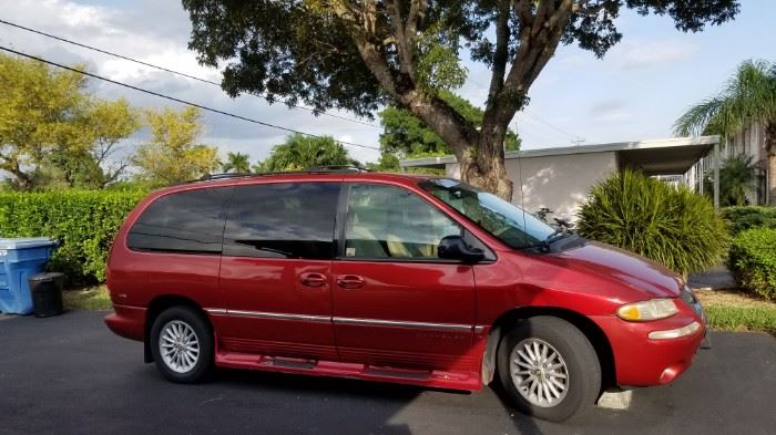 2001 Town and Country LXI Mini Van in Good Condition.  AVAILABLE FOR PRESALE