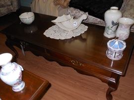 SOELENOX TABLE HAS DRAWER