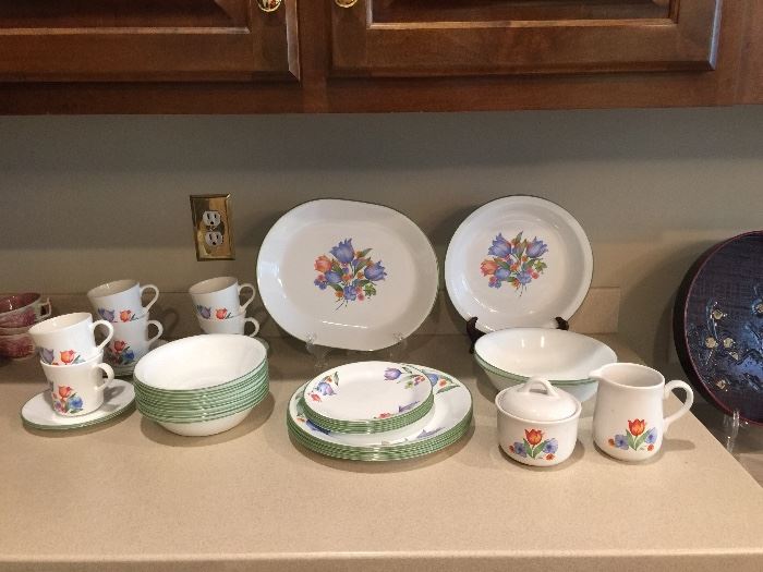 Vintage Corelle Dinnerware and Serving Pieces