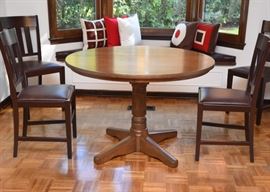 $200 - Round Pedestal Dining / Kitchen Table (One Extra Leaf Included)