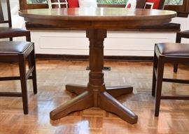 $200 - Round Pedestal Dining / Kitchen Table (One Extra Leaf Included)