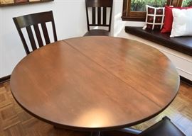 $200 - Round Pedestal Dining / Kitchen Table (One Extra Leaf Included)