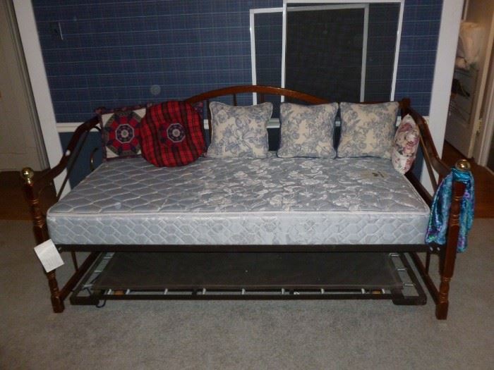 Daybed w/trundle (no second mattress)