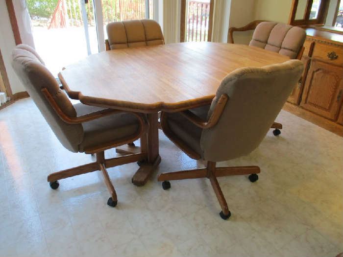 DINING SET W/1 LEAF & 4 ROLLING CHAIRS