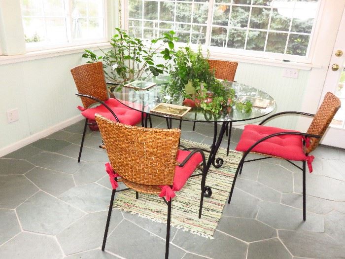 Round glass top table w/4 rattan chairs