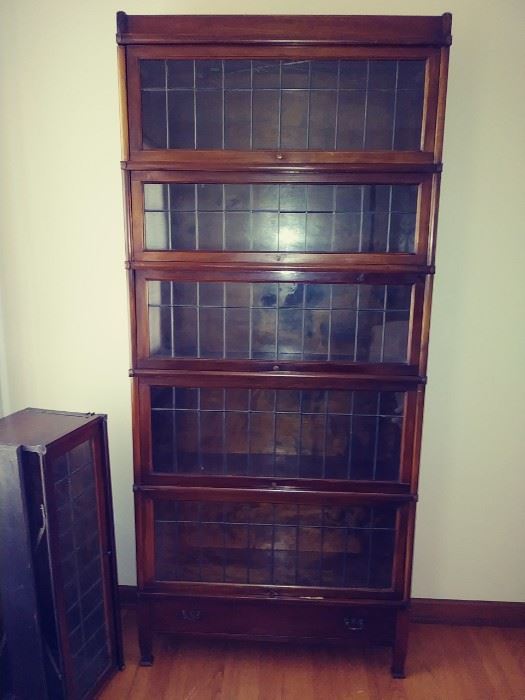 Leaded 6 unit barrister bookcase lawyer's bookcase. You rarely see the leaded glass. It is in great condition. Willing to presell this item. 