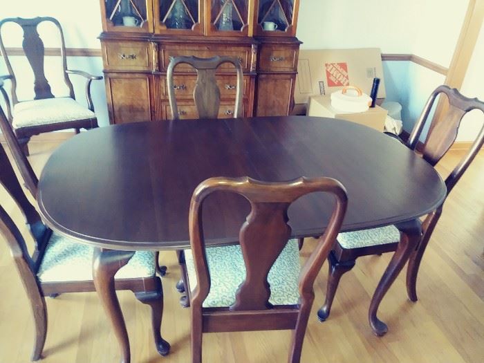 Ethan Allen Dining room table and 6 chairs. Two additional 18" leaves and custom pads. Table measures 60" x  40" without leaves. 