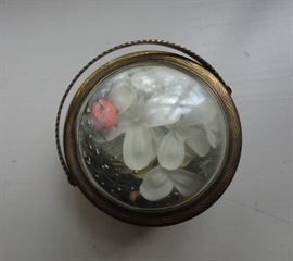 Small lady's compact with dried flower decoration