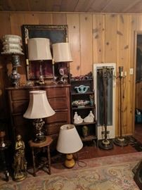 MANY BEAUTIFUL ANTIQUE LAMPS