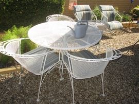 Round Wrought Iron Patio Table/4-Chairs