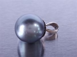 Natural Tahitian South Sea Pendant in 14k Gold
