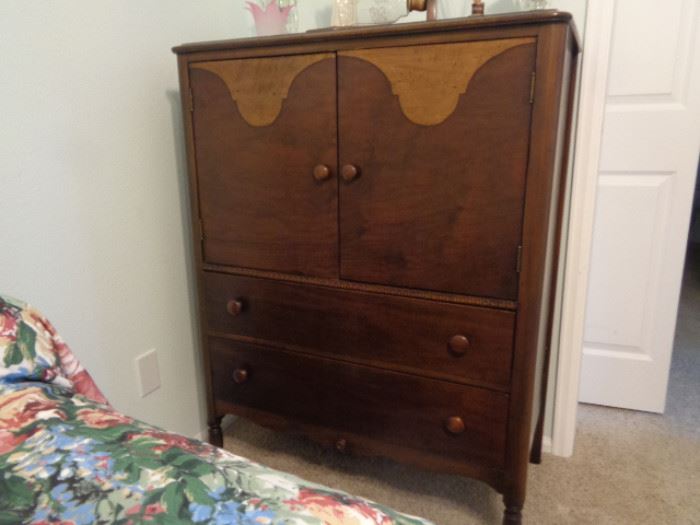 Dresser/Chest w Drawers inside top portion