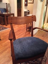 Captain's chair with details. There are 2 captain chairs and 4 side chairs. All Drexel