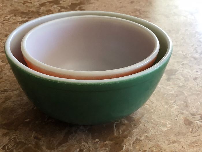 Vintage Pyrex bowls