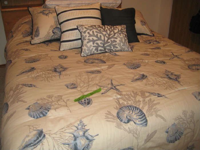 like new queen bed set