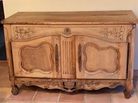 18th century walnut buffet from Provence in South of France. Circa 1770. Pierre Duex French Antiques