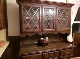 Hutch w/ matching Dinette Set w/2 leaves and 4 chairs