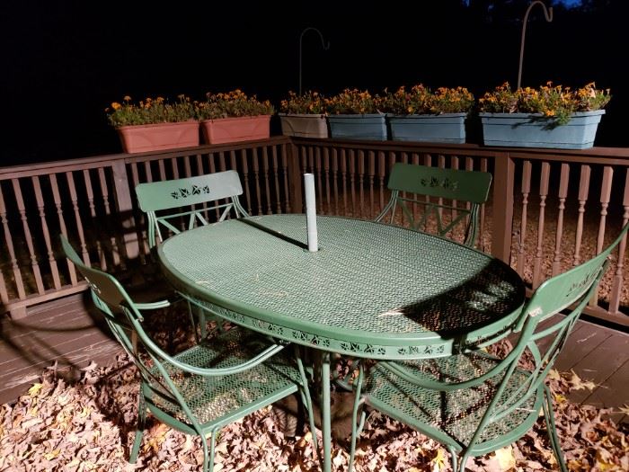 Picnic Table in Green Metal w/4 chairs, cushions and umbrella 