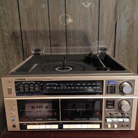 Vintage Fisher MC-725 audio component system with 2 speakers.