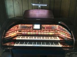 Almost looks like it’s decorated for Christmas, high-end Royals Model SU/500 Lowery organ.