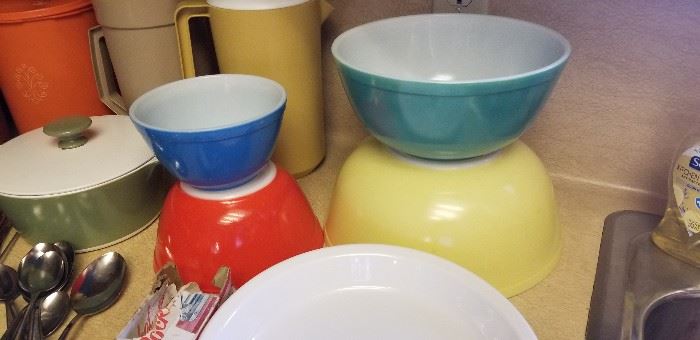 Pristine Pyrex bowl set, sold individually