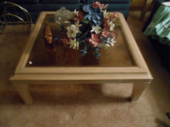 Great coffee table and dried flower arrangement!