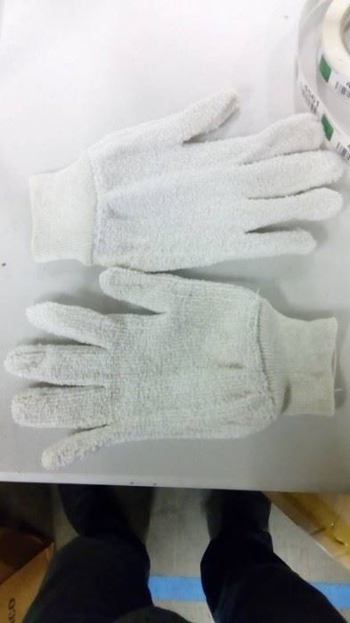 Lot 12 Cotton work gloves.