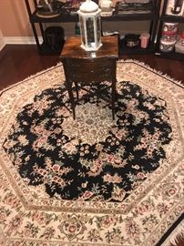 BEAUTIFUL OCTAGONAL RUG AND SMALL ANTIQUE SIDE TABLE