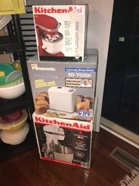 KITCHENAID MIXER -BLACK AND ICE CREAM ATTACHMENT