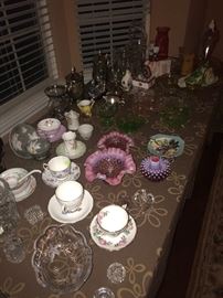 ANTIQUE GLASSWARE / DEPRESSION GLASS / FENTON / TEACUPS