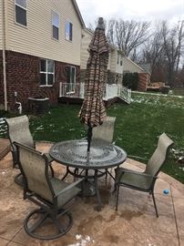 OUTDOOR ROUND TABLE WITH 4 CHAIRS AND UMBRELLA