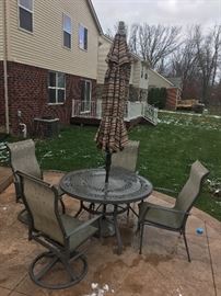OUTDOOR ROUND TABLE WITH 4 CHAIRS AND UMBRELLA