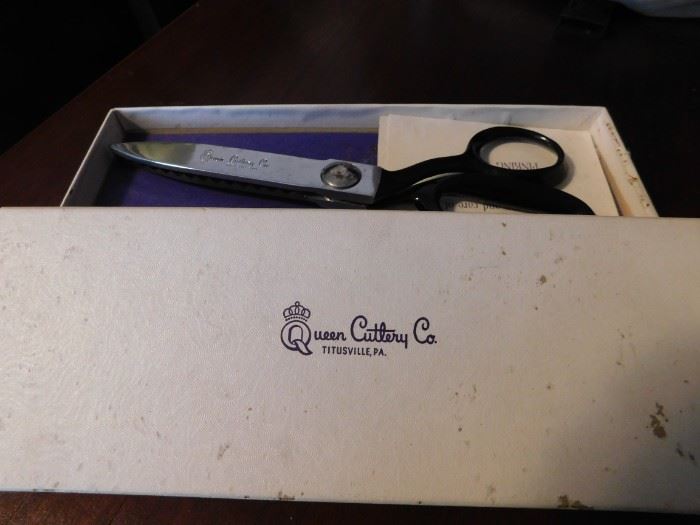 Queen Cutlery Shears in Box