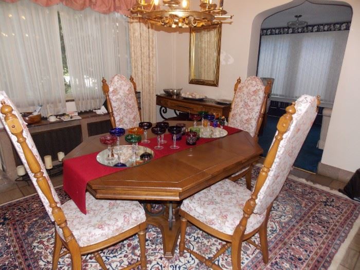 Dining Table with 2 leaves, 6 chairs & custom pads