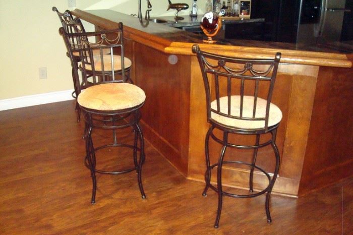 Set bar stools.