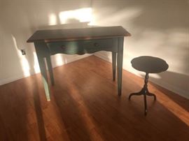 Sofa table and Plant Stand https://ctbids.com/#!/description/share/58751